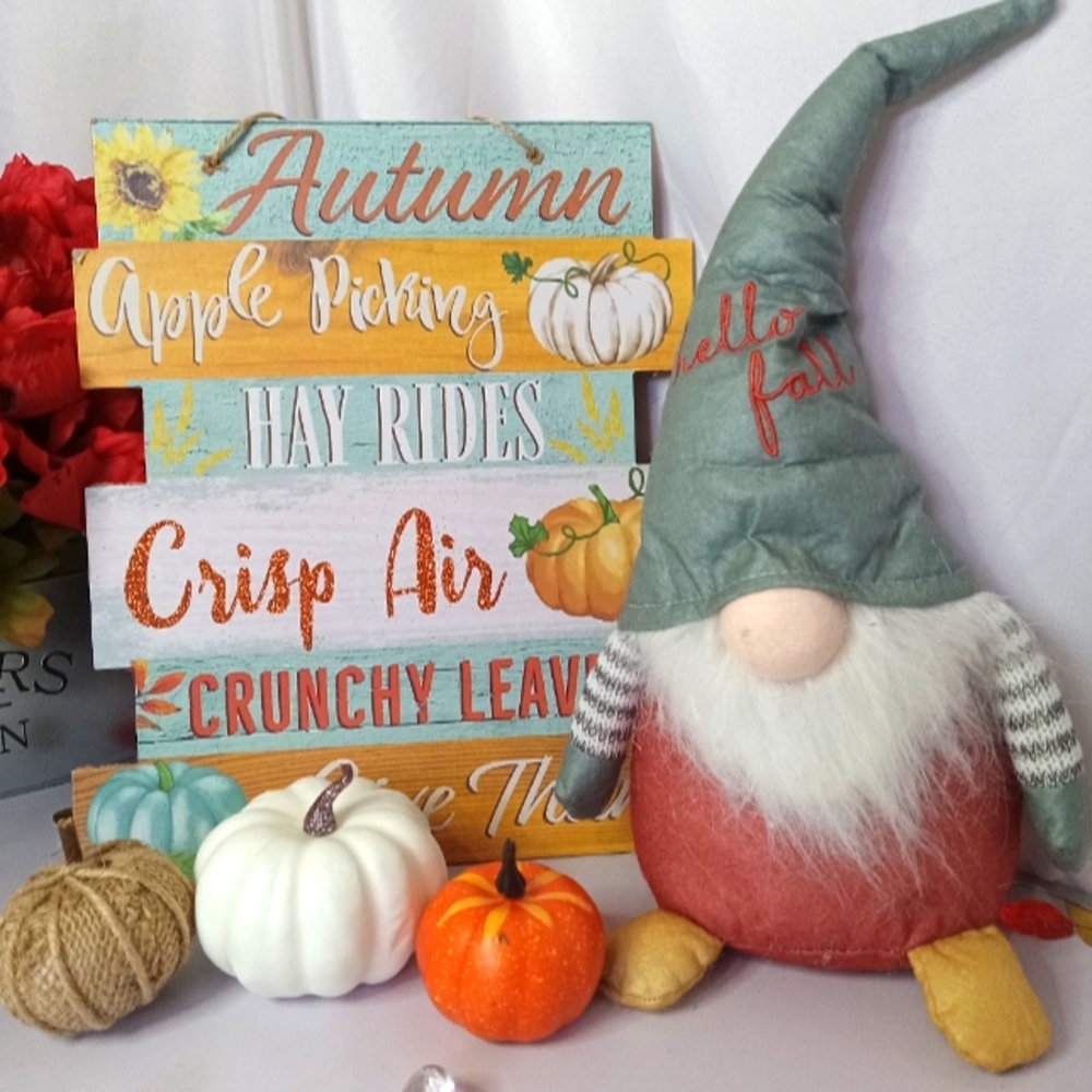 Seasonal wall decor set.